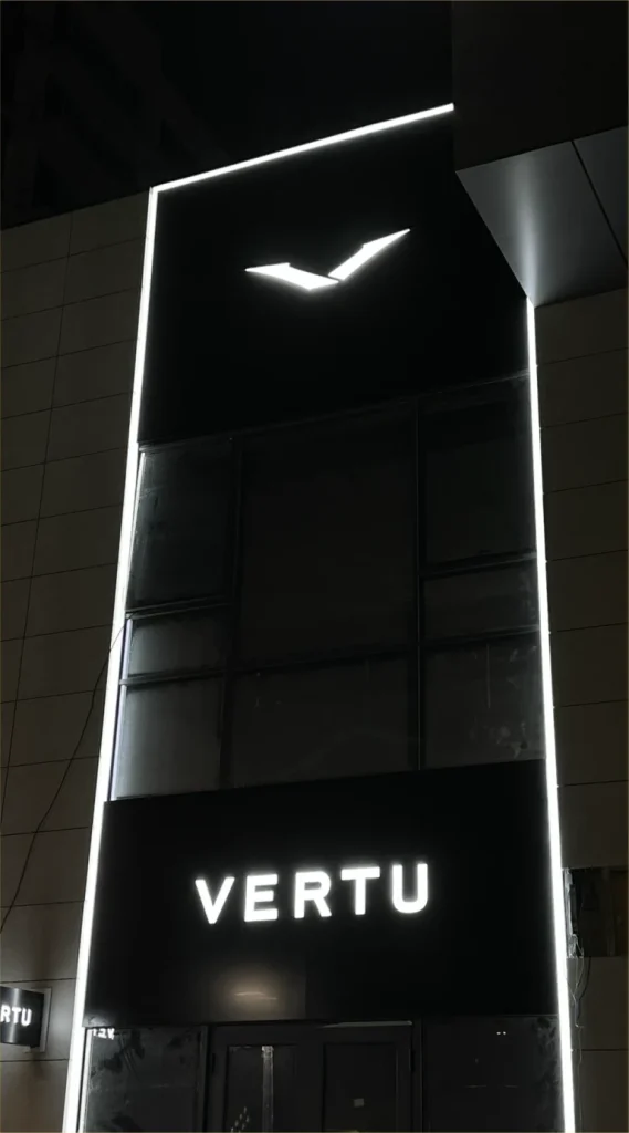 Наружное оформление точки продаж для ТМ «Vertu»