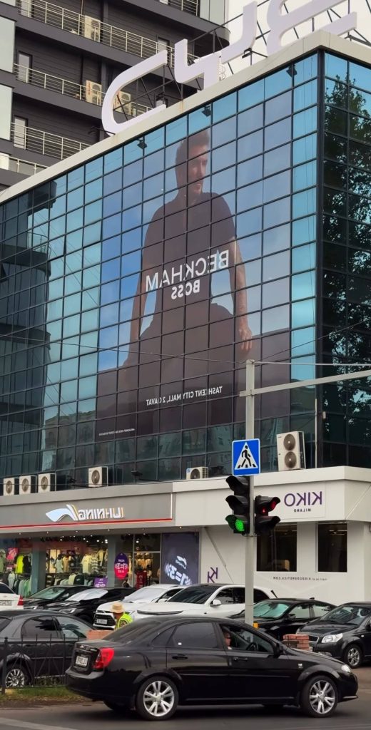 Оформление фасада для TM «BOSS» в БЦ Юлдуз