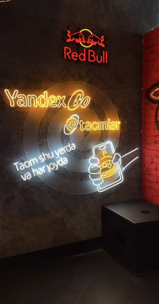 Брендирование пространств для TM «Yandex» в FoodMall