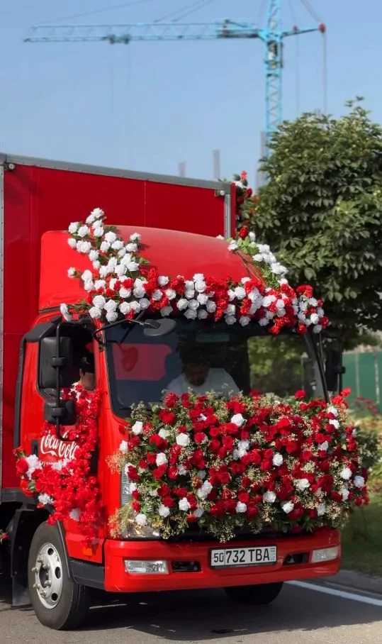 Namangandagi Gullar festivalida Coca-Cola uchun installyatsiyalar