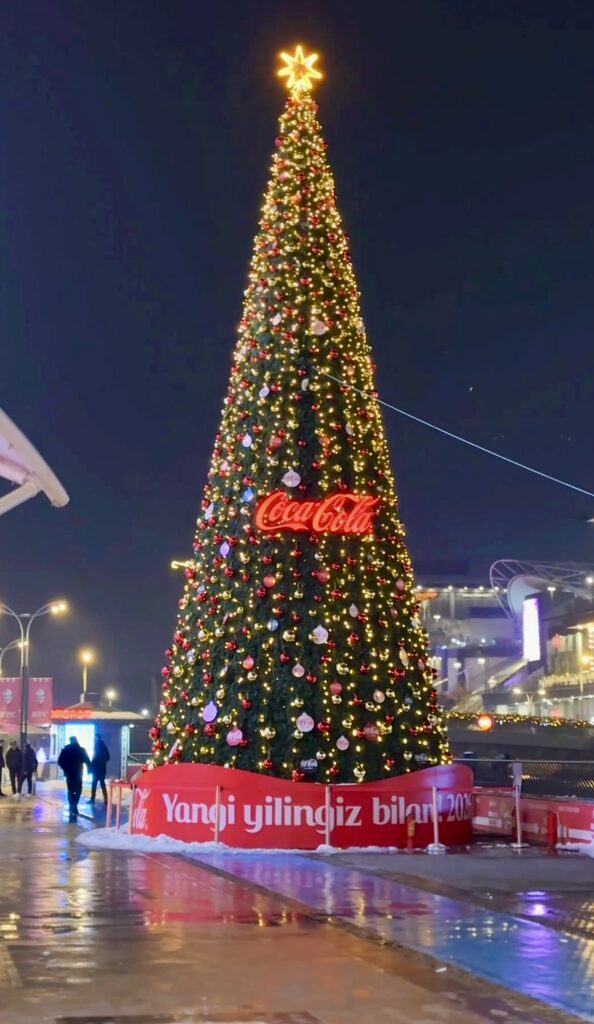 Новогоднее брендирование пространств для TM «Coca-Cola»